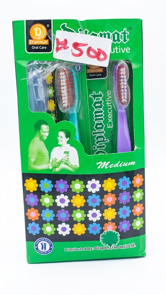 Diploma Executive toothbrush (Medium)